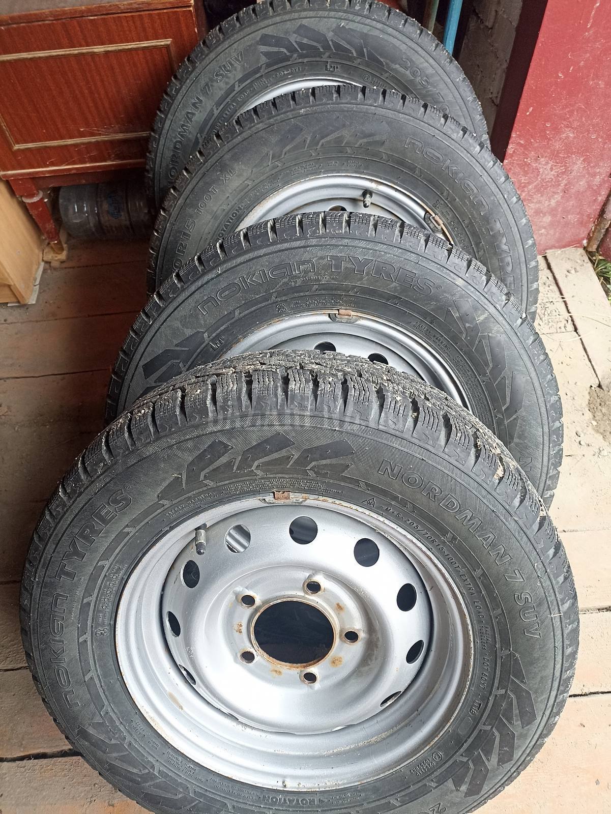Продам R15 205/70 шипованную на штампах